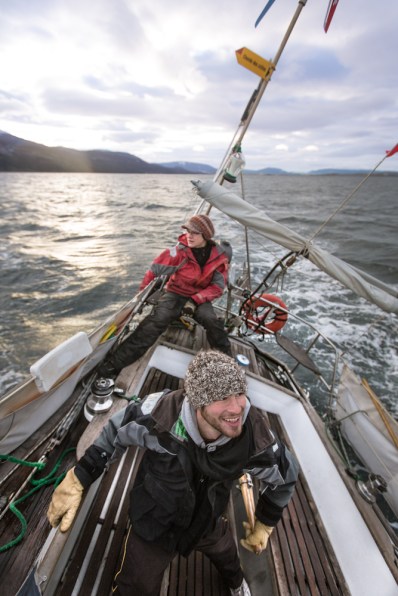 Giuseppe disfruta de sus primeros minutos de navegación a vela en toda su vida.