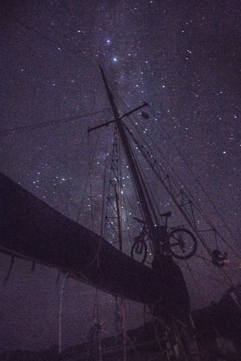 Salir a cubierta por la noche y disfrutar de esta vista. El cielo del sur del mundo, el Klepper y Makalu. 