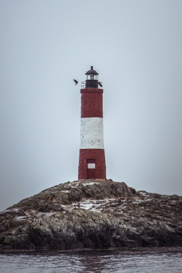 No es el Faro más austral del planeta pero los Argentinos lo venden como el Faro del fin del mundo. Miles de turista vienen a verlo en verano durante la época de verano.