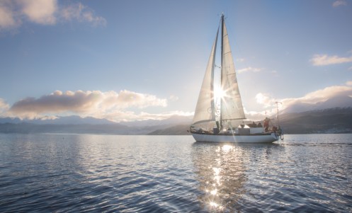 Casi sin viento y con el sol rozando las montañas comenzamos a llegar a Ushuaia