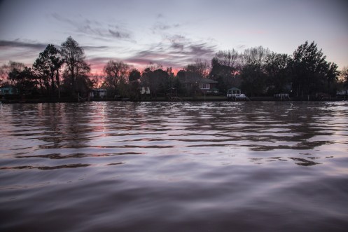 Amanece entre los canales del Delta del Tigre.