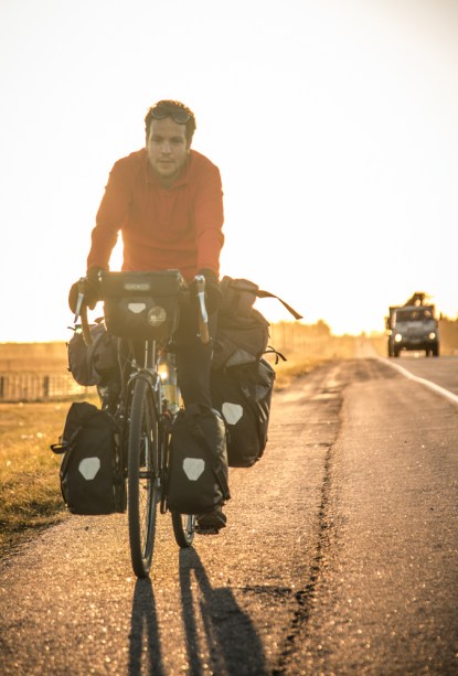 Los días son muy cortos a estas alturas del año, y enseguida nos alcanza el atardecer en la carretera antes de cansarnos.