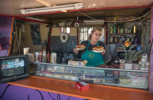 Comiendo choripanes en los carritos de la calle. Un lujo que nos damos en la ciudad. Barato, rico y contundente!
