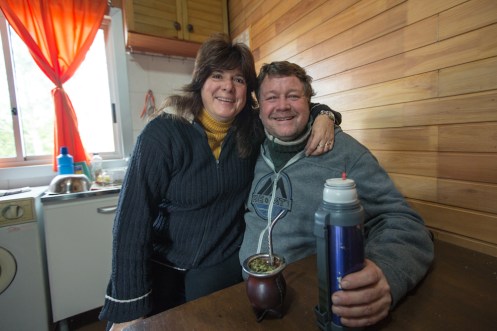 Álvaro y Bernis comparten unos mates con nosotros por la mañana en su casa.