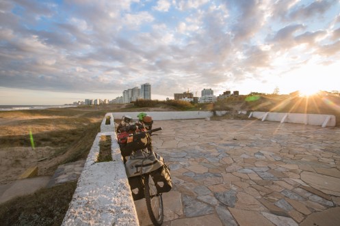 A las afueras de Punta del Este ponemos nuestras carpas en una vieja terraza de verano.