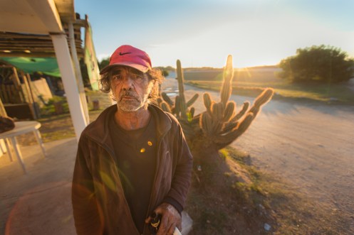 Washinton Alonso comparte una cerveza con nosotros con las últimas luces del día.