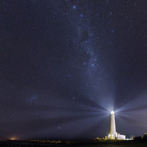 Dormimos bajo el Faro de Santa María. Todo un espectáculo nocturno.