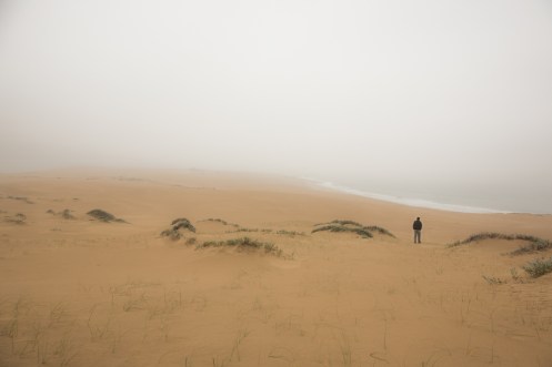 La niebla nos sorprende entre las dunas bajando del  Bellavista.