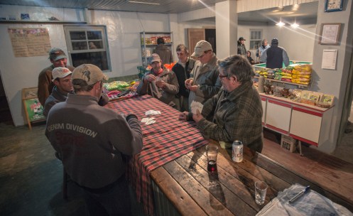 Partida de cartas en los bares de los pueblos. Nunca esta de más una cachaça al final del día. 0,60€ el vaso!