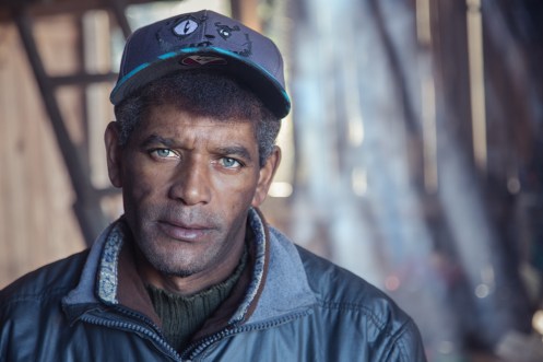 No pude recordar su nombre, no ahora, si no desde que me lo dijo, asi que le apodamos "ojos azules" desde el principio. 