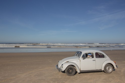 Llego al Océano. Una inmensa playa por la que circulan hasta escarabajos, aqui los llaman Fusca.