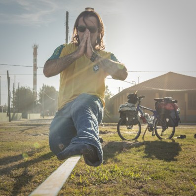Un descanso en el camino para practicar un poco de slackline.