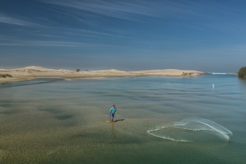Un hombre pesca con red en Camacho 