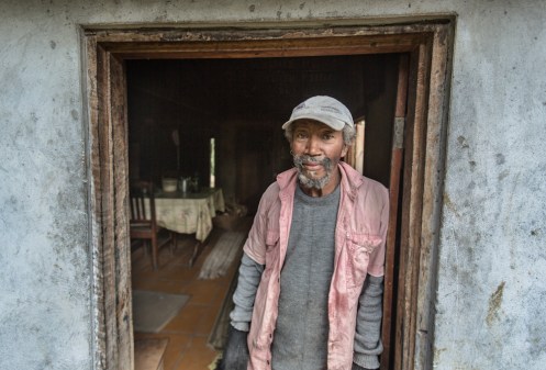 Un vecino del barrio encantado, en los alrededores de Garopaba, sala a la puerta para saludarnos.