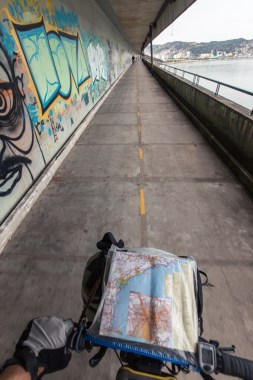 Entrando a la isla de Florianópolis por su ciclovía bajo el puente.