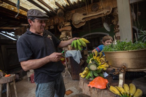Adauto me paró en la carretera, me invito a pasar a la casa y me corta unos platanos para el camino.