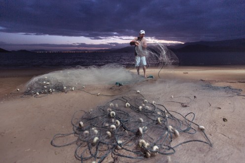 Recogiendo las redes con las últimas luces del día.