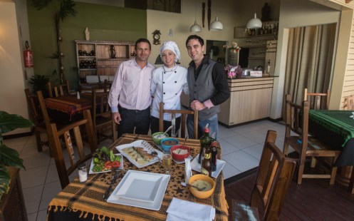 Comiendo en el restaurante Sinestesia. De izquierda a derecha: Junior, Fran y Marcos. 