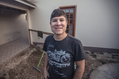 André me recibe en su casa con toda su buena energía.