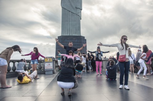 Es muy gracioso ver a todos los turistas hacerse "la foto" bajo el Cristo Redentor.