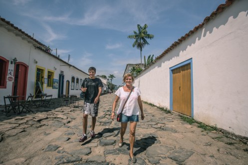Mi madre y hermano pasean por las calles de Paraty.