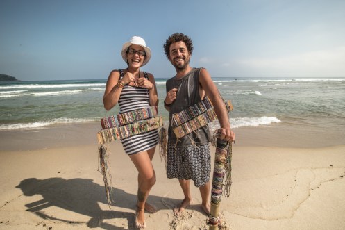 Leo y Estefanía se conocieron en el Bolsón, Argentina. Ahora viajan en moto pagando los gastos con las pulseras que hacen.