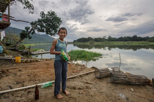 Joaquin vive con su familia en la casa de al lado. Su padre tambien vive de la pesca en el rio.