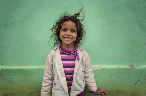 Laura pasa conmigo toda la mañana mirando como preparo la bicicleta para seguir mi viaje.