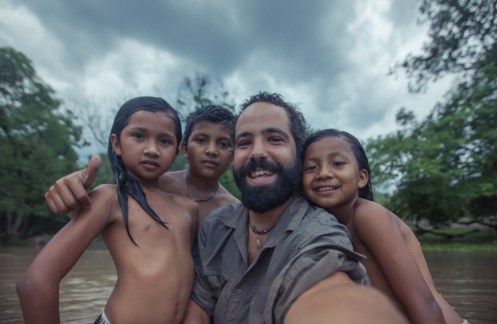 Hemos pasado toda la tarde juntos jugando en el agua, sacandonos fotos, y explorando por el río. Al final nos hacemos nuestra foto de grupo para el recuerdo.