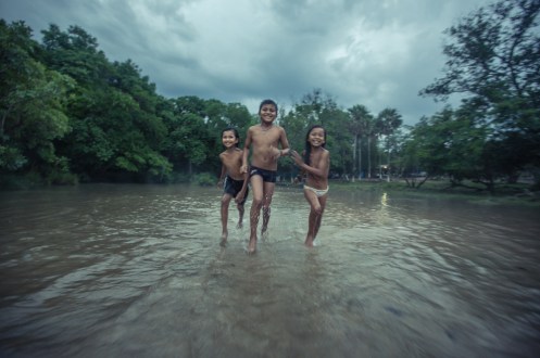 Rene y Reina son hermanos, Puralina su prima. Juntos trabajan durante el día y juntos  juegan por la tarde.