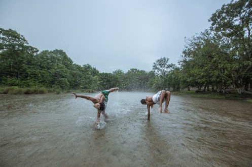 Fin del trabajo! Muchos habitantes del pueblo vinen a relajarse despues de su jornada laboral.