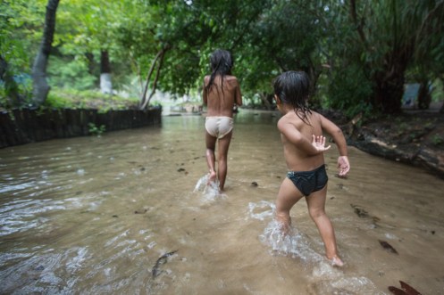 Niñas paseando por el río de aguas calientes.
