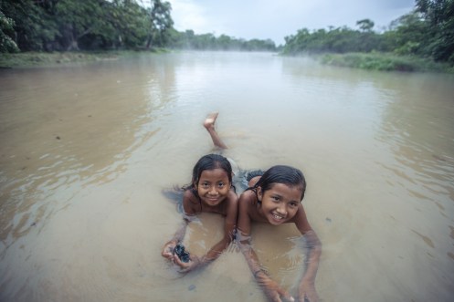 Puralina y Reina han terminado de vender zumos y empanadas en la zona de camping, ahora les toca jugar como corresponde.