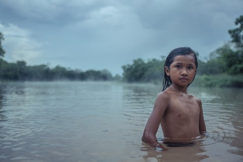 Puralina es de Aguas Calientes, y con 10 años vende zumos y empanadas durante el día en la zona de camping. Al final del día descansa.