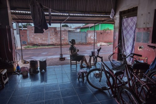 Patricia se despierta muy temprano y bebe tereré en la puerta mientras se despiertan Fabio y Onieli
