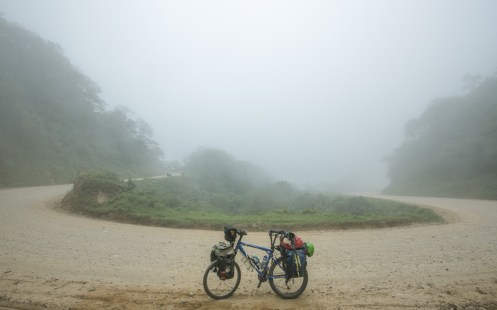 Sigo subiendo sumergido en las nubes que invaden la montaña.