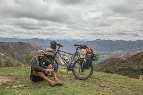 Desde uno de los altos, con los valles a nuestros pies, descansamos