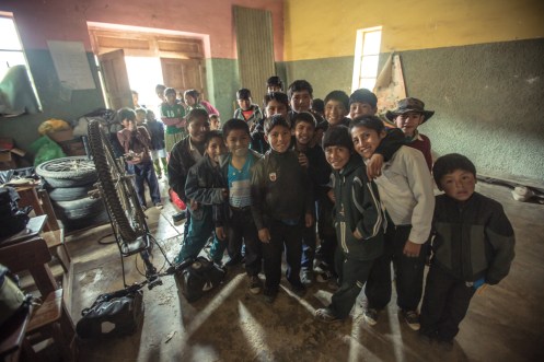 Los niños del colegio de un pequeño pueblo observan cada movimiento que hago al descubrir que estoy durmiendo en su gimnasio.