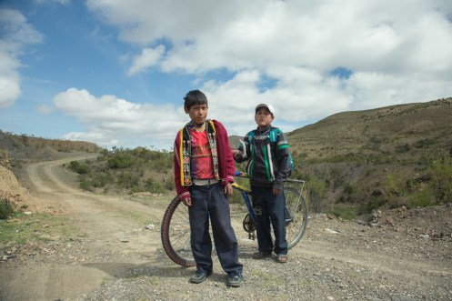 Eduardo y Leonardo viven en Cochipamba y cada mañana a las 5 recorren los dos sobre la misma bicicleta 2 horas de trayecto para sembrar patatas. Volvi un trayecto con ellos, y bajaban por la carretera a más de 65 km/h!!