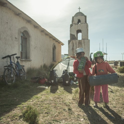 Erika y Ana tras un rato escondiéndose de mi, acaban jugando con todo lo que encuentran a su paso.
