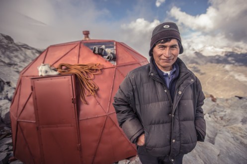 El padre de Juan nos espera en el refugio donde dormiremos. Tiene sopa caliente para cuando llegamos.