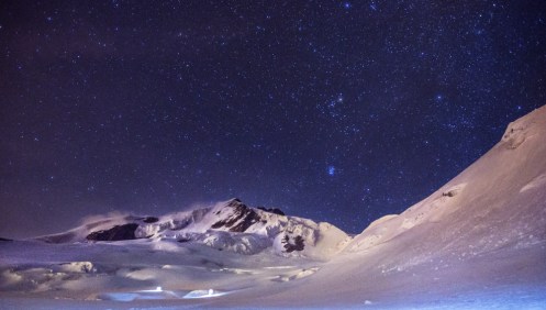 Las estrellas nos acompañan todo el camino hasta la cumbre.