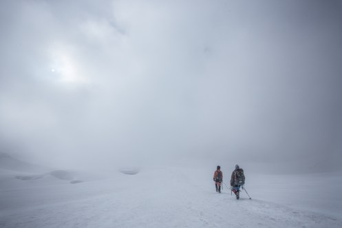 La niebla nos acompaña todo el descenso.