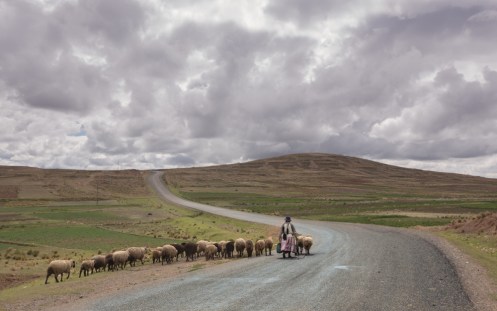 Carreteras rurales que llegan al lago Titicaca.