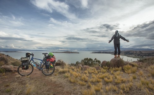 Encuentro un lugar privilegiado para pasar la noche sobre el lago Titicaca, pleno.
