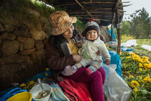 La Mamá de Maria Fernanda hace un alto en el trabajo para dar de comer a su hijo Rodrigo. 