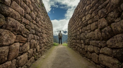 Me retiro a un lugar donde no hay tanto flujo de personas para observar el valle desde lo alto.