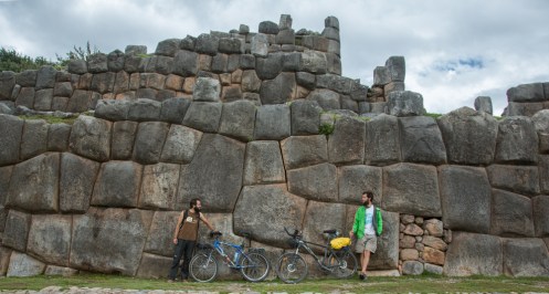 Frente a las magníficas piedras de las ruinas de sacsayhuaman a las afueras de Cuzco junto a un gran compañero de viaje argentino, Federico.