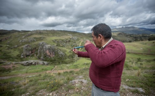Ipólito practica su puntería con su tirachinas 