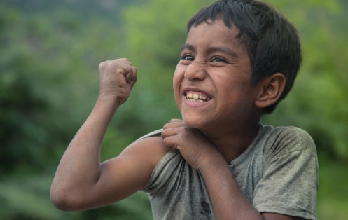 Mario nos muestra su fuerza con la boca llena de galletas de chocolate.